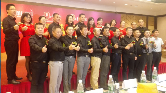 通發(fā)激光副董事長(cháng)王小峰與牛商各戰區會(huì )長(cháng)與常委合影