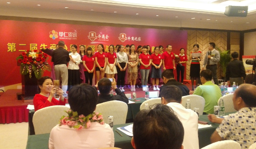 通發(fā)激光優(yōu)秀客服話(huà)術(shù)獲獎小伙伴上臺領(lǐng)獎