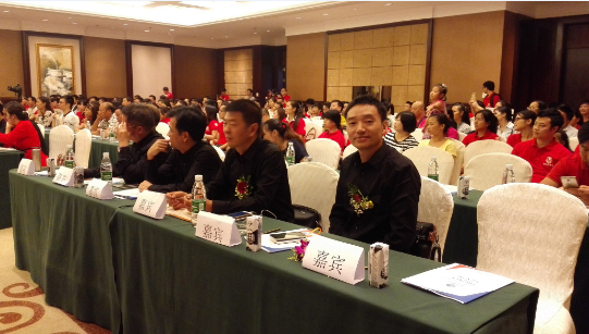 通發(fā)激光副董事長(cháng)王小峰參加會(huì )議（右一）