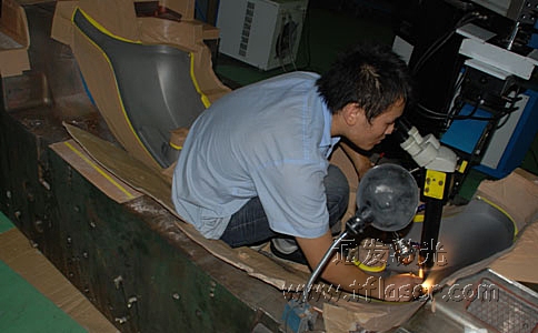 通發(fā)吊臂式模具激光焊接機對汽車(chē)保險杠模具補焊現場(chǎng)