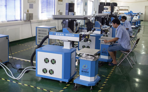 通發(fā)吊臂式模具激光焊機品質(zhì)檢控現場(chǎng)