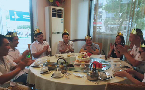 通發(fā)激光八月員工生日會(huì )合影