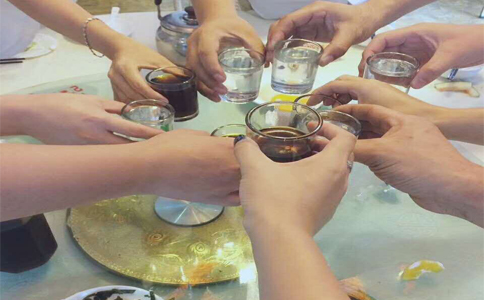 通發(fā)激光八月員工生日會(huì )合影