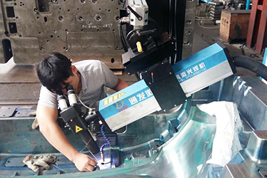 帶吊臂激光模具激光焊機加工現場(chǎng)