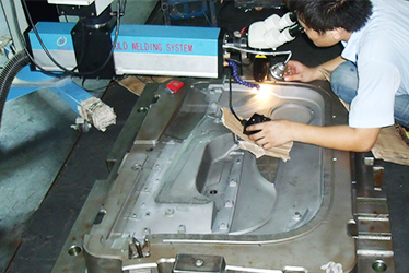 特大型汽車(chē)模具激光燒焊機加工現場(chǎng)