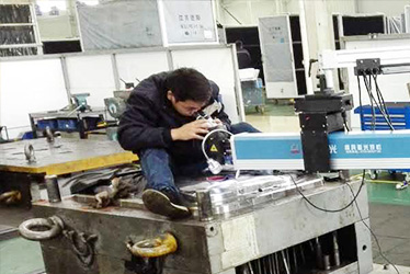 大功率300W模具焊機配吊臂加工模具現場(chǎng)